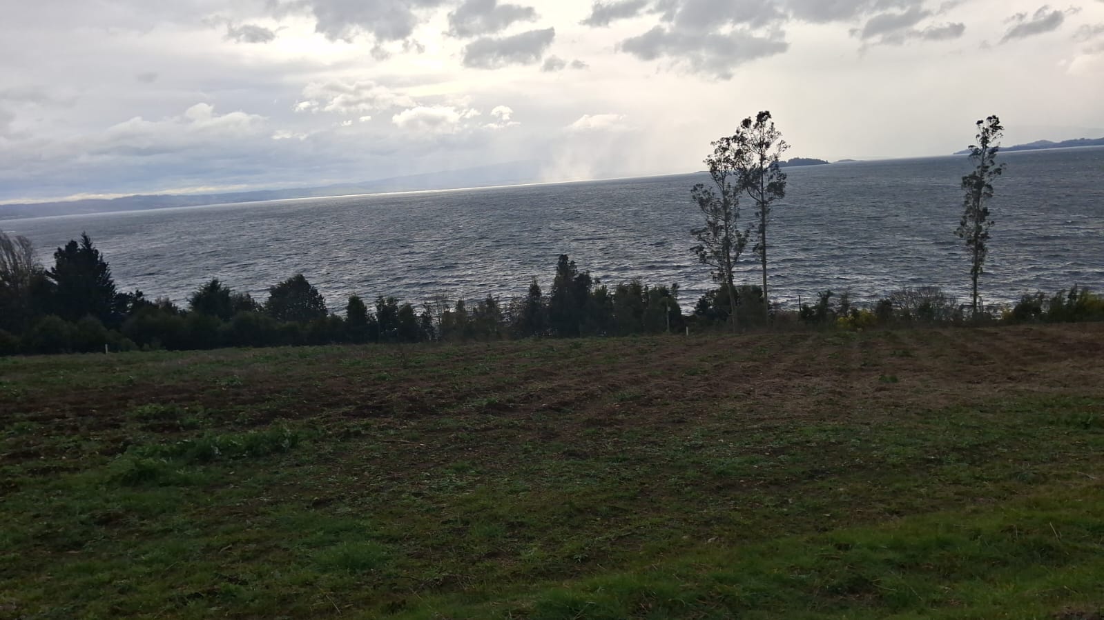 Vista al lago Ranco desde los potreros del fundo, con sus islas al fondo
